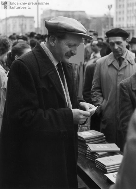 Erwin Strittmatter im Gespräch mit Lesern auf dem Schriftstellerbasar in der Berliner Stalinallee (1. Mai 1954)